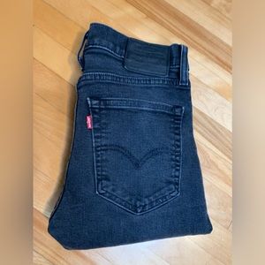 Levi’s 519 men’s 31x32 black jeans, slim fit, made in Egypt.